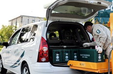 工作人員正在為電動車充電