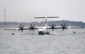 China-made large amphibious aircraft completes first water takeoff