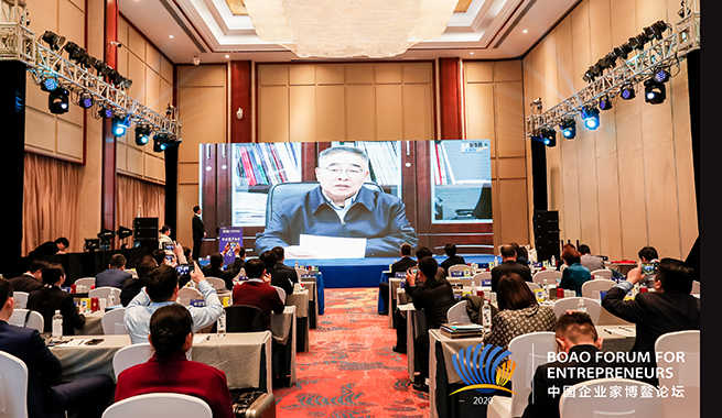 國(guó)家榮譽(yù)稱號(hào)獲得者、中國(guó)工程院院士、天津中醫(yī)藥大學(xué)校長(zhǎng)張伯禮在視頻致辭