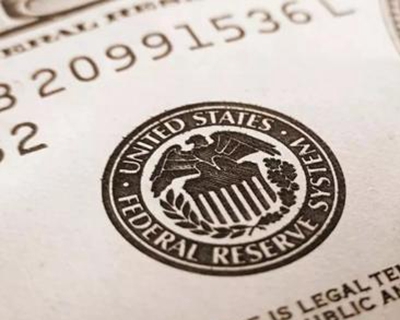 【財經(jīng)翻譯官】美聯(lián)儲的&ldquo;零息+量寬&rdquo;意味著什么？