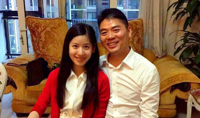 網(wǎng)曝劉強(qiáng)東見奶茶家人 現(xiàn)場后抱緊摟秀幸福