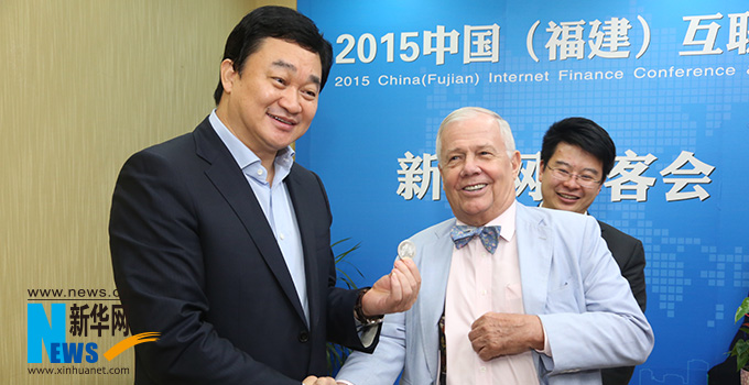 羅杰斯參加思客會，與新華網(wǎng)董事長、總裁田舒斌親切交談。