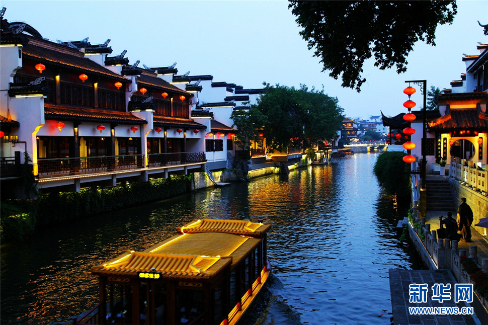 夜色秦淮河，璀璨醉人心