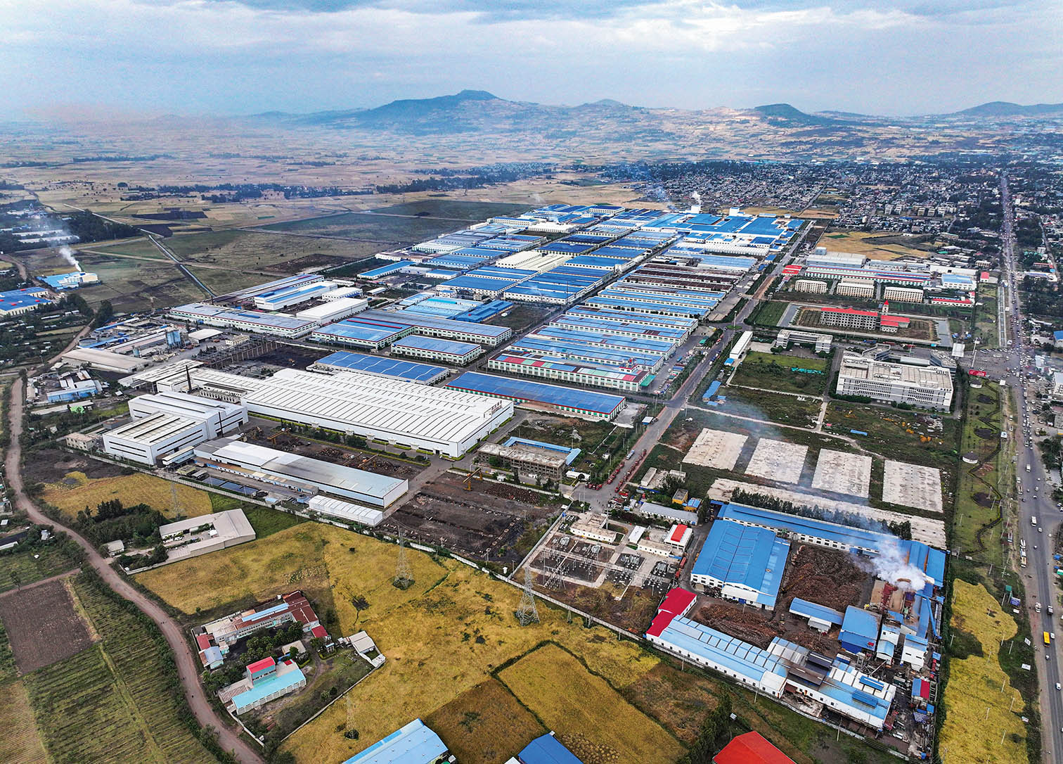 这是2023年11月3日在埃塞俄比亚杜凯姆市拍摄的东方工业园（无人机照片） 新华社发（东方工业园供图）