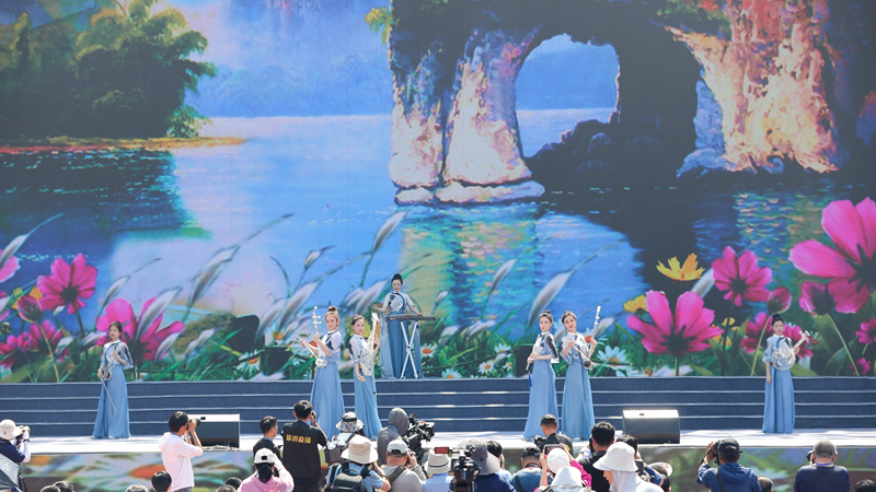 花語(yǔ)湖畔、香動(dòng)凌源 女子水晶樂(lè)坊亮相第五屆中國(guó)凌源百合節(jié)