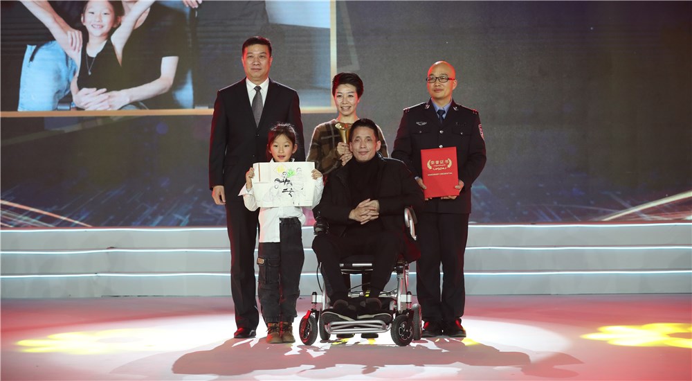 頒獎(jiǎng)嘉賓為第三位年度感動(dòng)人物張海林、朱丹丹夫婦頒獎(jiǎng)