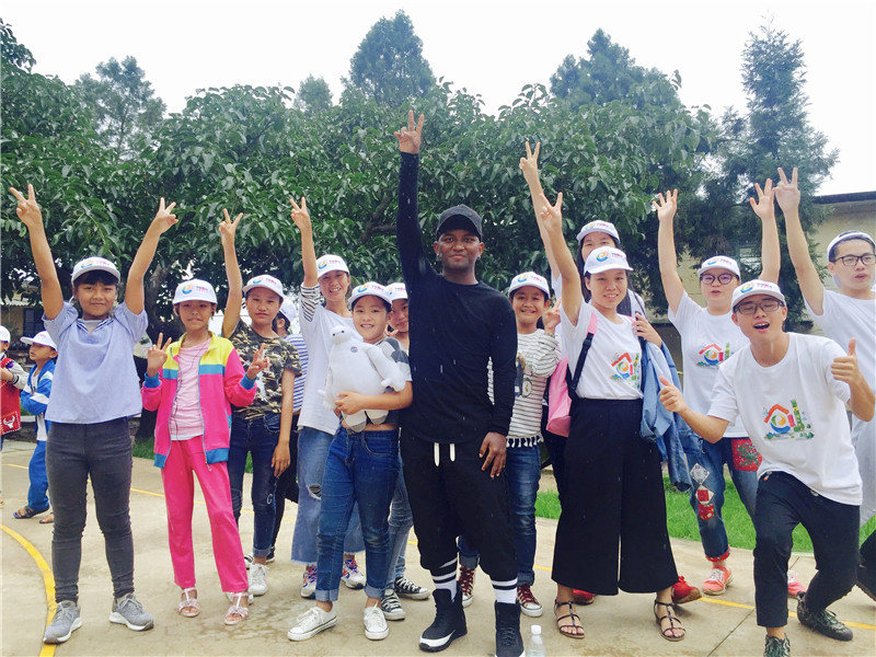 e創(chuàng)公益大使與志愿者、小朋友一起鄉(xiāng)村運(yùn)動(dòng)會(huì)