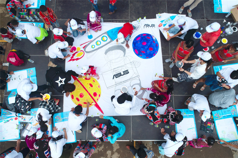 e創(chuàng)公益大使、志愿者和小朋友一同夢(mèng)想涂鴉