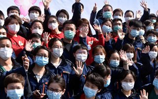 稟父老：樓蘭破，人平安，白衣戰(zhàn)士把家還！