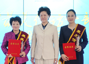 舒曉琴為獲獎(jiǎng)?wù)邊蔷辗?、高平珍頒獎(jiǎng)