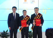 劉正榮為獲獎(jiǎng)?wù)咭踪t孝、張海威頒獎(jiǎng)