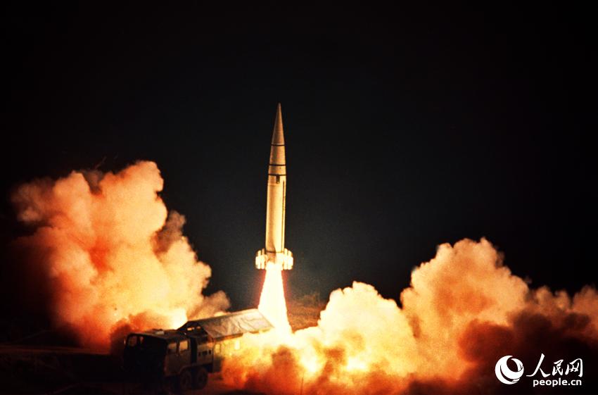 戈壁驚雷。馮根鎖攝