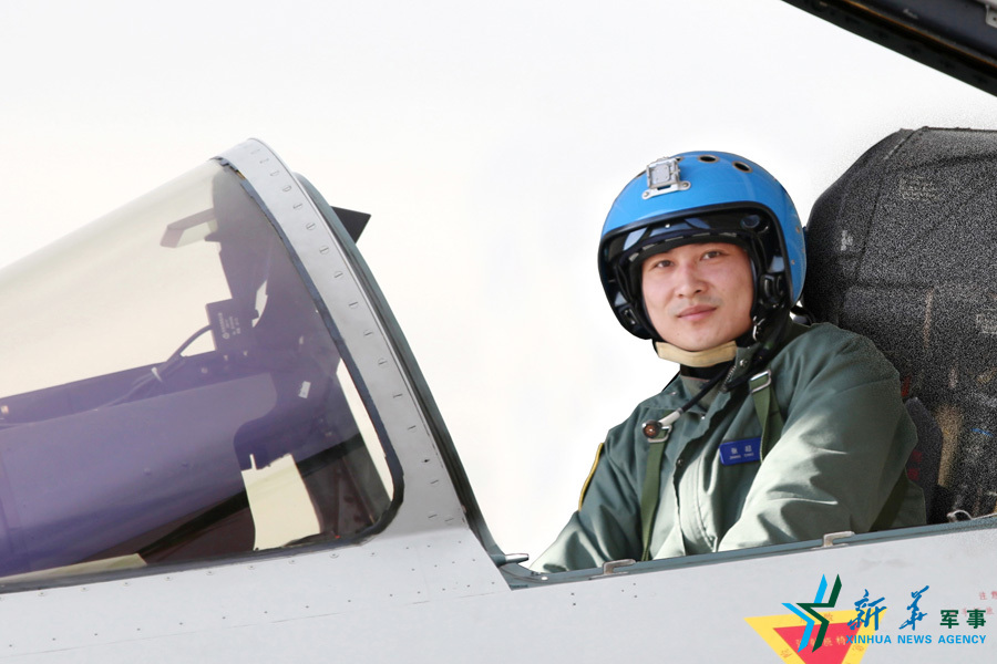 &uarr;戰(zhàn)機(jī)上準(zhǔn)備起飛的張超。