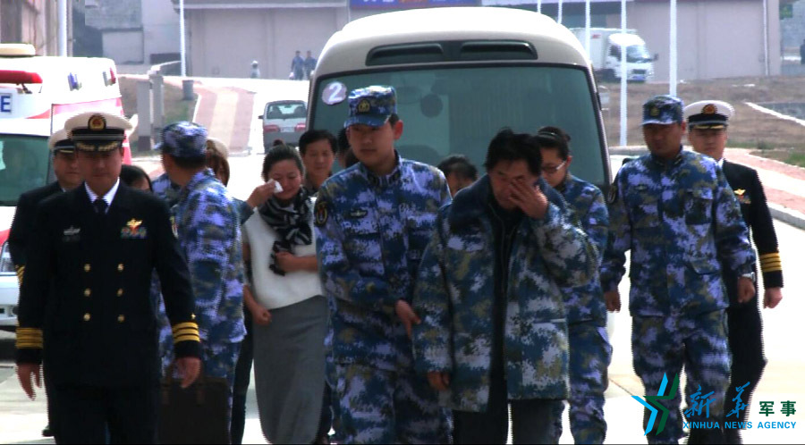 &uarr;資料圖片：張超的父親（右四）揮淚送別張超。