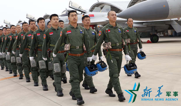 &uarr;飛行員列隊進場。