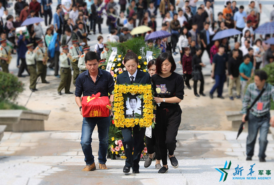 &uarr;張超烈士骨灰安葬儀式。