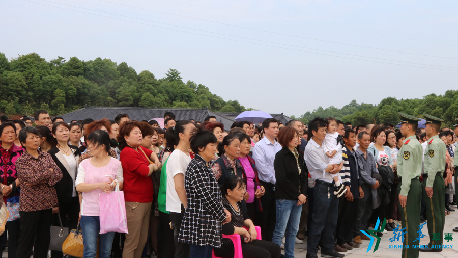 &uarr;張超烈士骨灰安葬儀式現(xiàn)場，岳陽的父老鄉(xiāng)親紛紛來給張超送別。