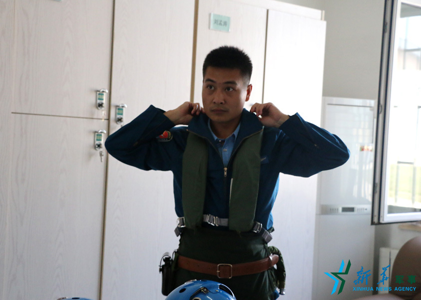 &uarr;資料圖片：張超嚴(yán)格按規(guī)定著裝參加飛行訓(xùn)練。