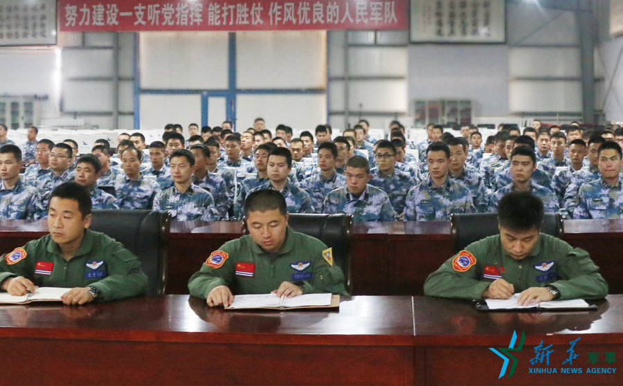 資料圖片：張超（右一）參加部隊思想政治教育。