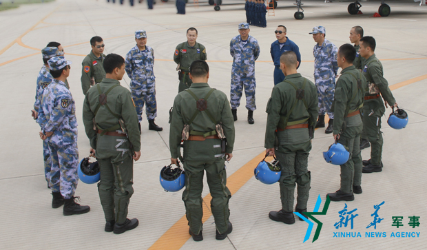 飛行后，黨委班子現(xiàn)場講評飛行情況。