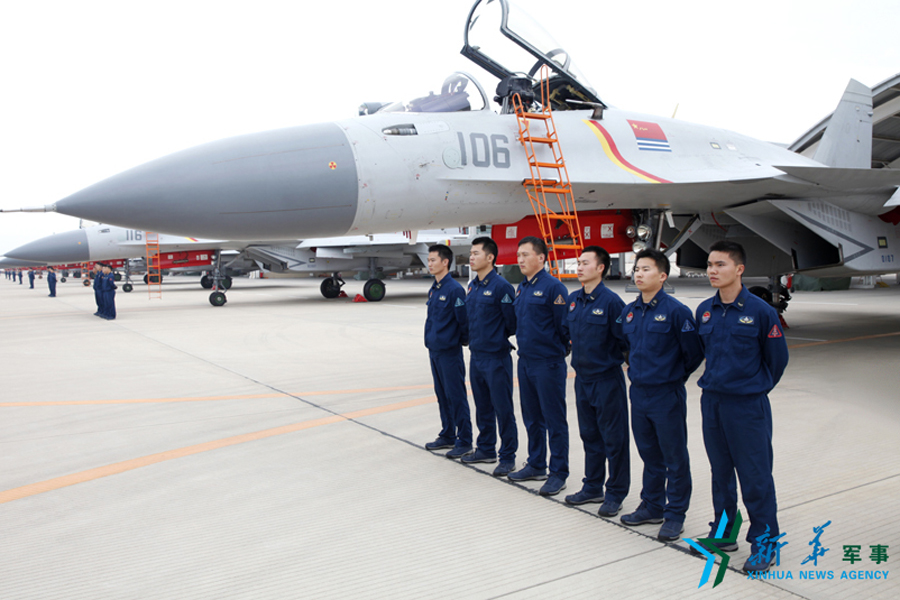 &uarr;機(jī)務(wù)官兵為戰(zhàn)鷹保駕護(hù)航。