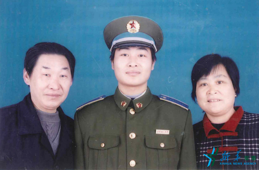 &uarr;資料圖片：張超考入飛行學院后成為全家的驕傲。