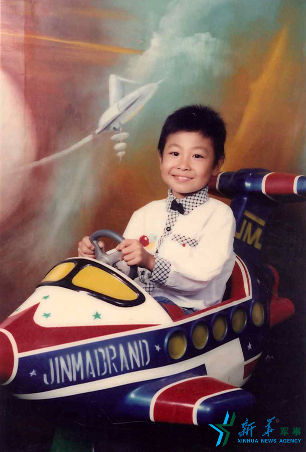 &uarr;資料圖片：長大后當(dāng)一名優(yōu)秀的飛行員是張超兒時種下的夢想。