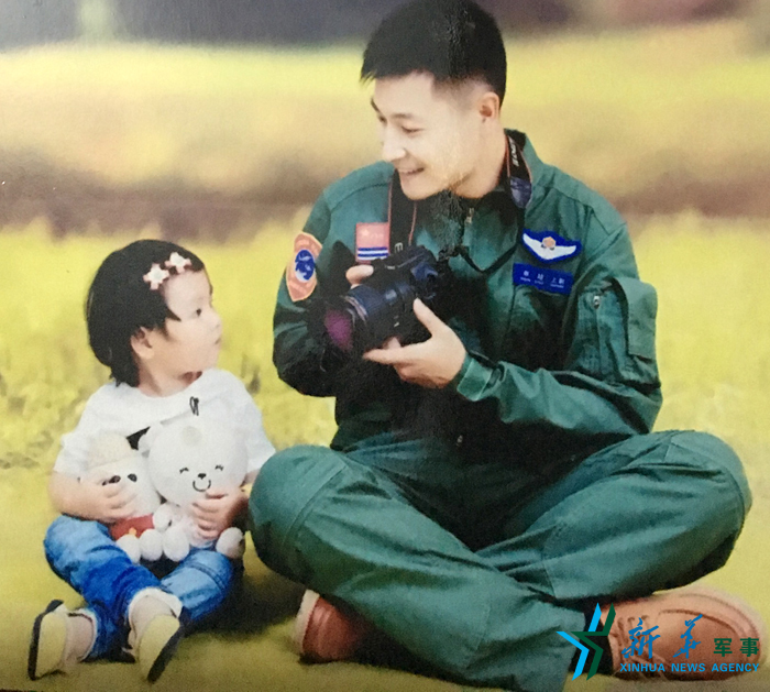 &uarr;資料圖片：被選為艦載戰(zhàn)斗機(jī)飛行員的張超與女兒合影。