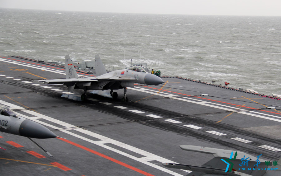 &uarr;資料圖片：艦載戰(zhàn)斗機下落著艦瞬間。