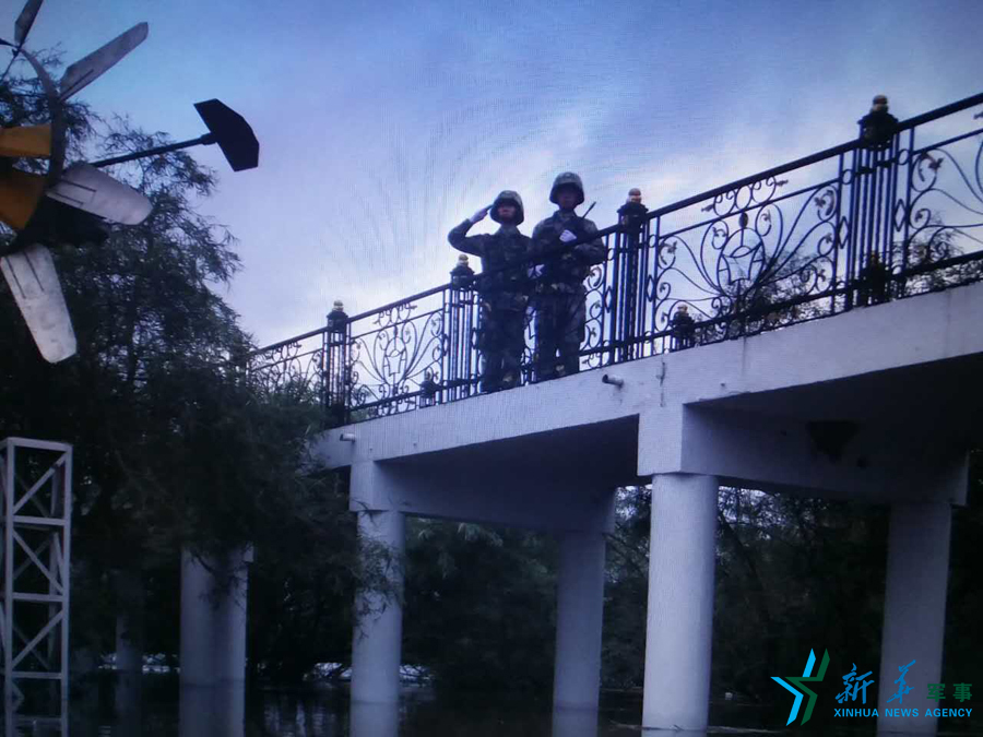 &uarr;中秋佳節(jié)，珍寶島的官兵在洪水中的堅守。