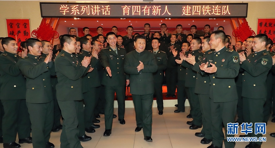 1月23日，習(xí)近平專程來(lái)到陸軍第65集團(tuán)軍，深入基層連隊(duì)，看望慰問(wèn)官兵，代表黨中央和中央軍委，向全軍指戰(zhàn)員、武警部隊(duì)官兵、民兵預(yù)備役人員致以誠(chéng)摯問(wèn)候和新春祝福。這是習(xí)近平在該集團(tuán)軍&ldquo;大功三連&rdquo;同官兵在一起。新華社記者李剛攝