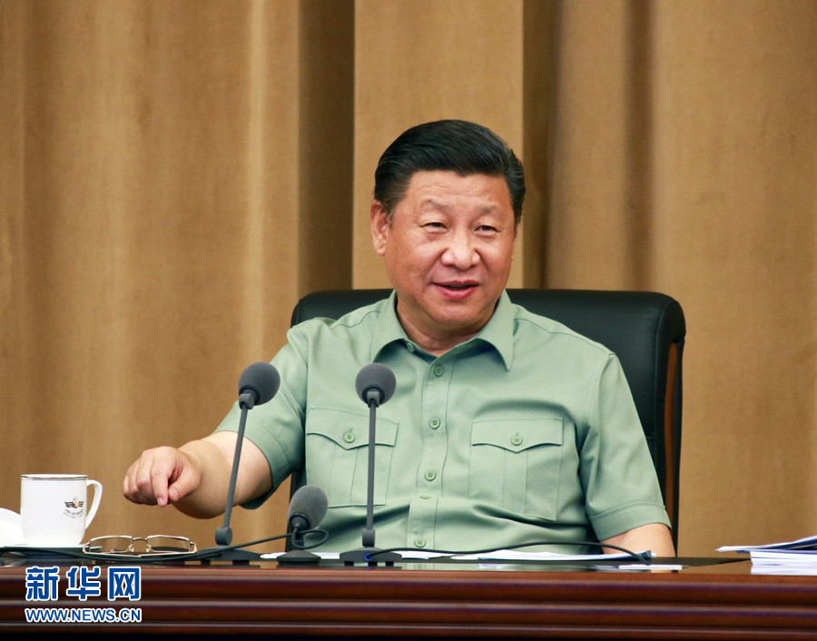5月24日，中共中央總書記、國(guó)家主席、中央軍委主席習(xí)近平視察海軍機(jī)關(guān)，親切接見海軍第十二次黨代會(huì)全體代表和海軍機(jī)關(guān)正師職以上領(lǐng)導(dǎo)干部。這是習(xí)近平聽取海軍工作匯報(bào)后發(fā)表重要講話。 新華社記者 查春明 攝 