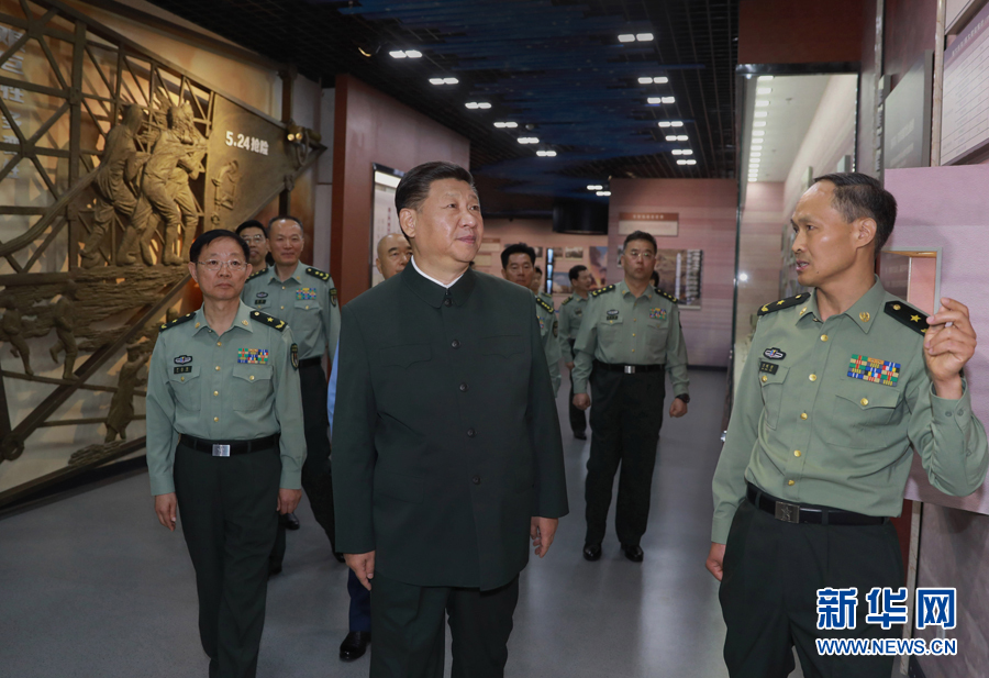 6月22日，正在山西省考察工作的中共中央總書記、國家主席、中央軍委主席習近平來到駐晉部隊某基地視察調(diào)研，代表黨中央和中央軍委，向基地組建50周年致以熱烈的祝賀，向老一輩創(chuàng)業(yè)者、廣大基地官兵致以崇高的敬意和誠摯的問候。這是習近平視察基地軍史館。新華社記者 李剛 攝