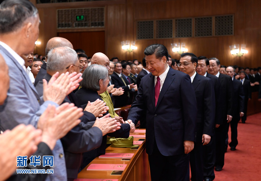 7月28日，慶祝中國人民解放軍建軍90周年文藝晚會(huì)《在黨的旗幟下》在北京人民大會(huì)堂舉行。中共中央總書記、國家主席、中央軍委主席習(xí)近平和李克強(qiáng)、張德江、俞正聲、劉云山、王岐山、張高麗等黨和國家領(lǐng)導(dǎo)人，與首都3000多名各界群眾一起觀看演出。演出開始前，習(xí)近平等與老戰(zhàn)士、老同志代表和&ldquo;八一勛章&rdquo;獲得者親切握手。新華社記者 李學(xué)仁 攝