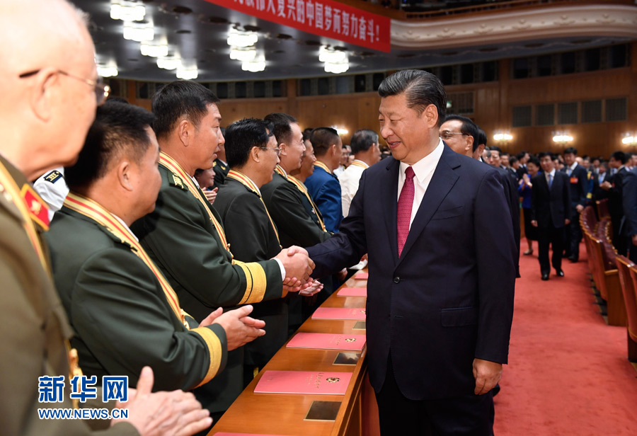 7月28日，慶祝中國人民解放軍建軍90周年文藝晚會(huì)《在黨的旗幟下》在北京人民大會(huì)堂舉行。中共中央總書記、國家主席、中央軍委主席習(xí)近平和李克強(qiáng)、張德江、俞正聲、劉云山、王岐山、張高麗等黨和國家領(lǐng)導(dǎo)人，與首都3000多名各界群眾一起觀看演出。演出開始前，習(xí)近平等與老戰(zhàn)士、老同志代表和&ldquo;八一勛章&rdquo;獲得者親切握手。新華社記者 李學(xué)仁 攝