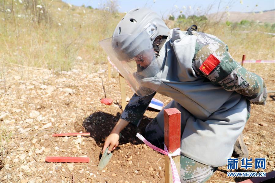 (國際·圖文互動(dòng))(2)她們?cè)诶讏龀砷L——記中國赴黎維和掃雷女兵