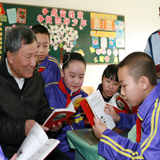 喬安山給小學(xué)生講雷鋒的故事。