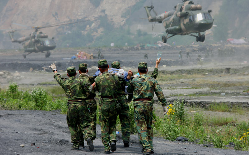 查春明作品：抗震救災(zāi)中的子弟兵