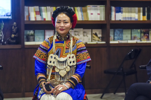 阿牛阿呷：對(duì)彝族姑娘來說，胎教就是彝族的刺繡文化，但是當(dāng)我們走出來，我們覺得我們對(duì)其他支系的服飾知識(shí)了解太少了，需要學(xué)習(xí)的很多，所以開辦了這個(gè)專業(yè)。