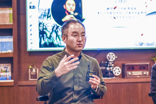 王曉昕：語(yǔ)言問題其實(shí)是非遺傳承所面臨的一個(gè)普遍問題。非遺傳承人可能有很好的技藝，但是因?yàn)檎Z(yǔ)言問題沒有辦法與外面的人交流，就失去了傳承的機(jī)會(huì)。