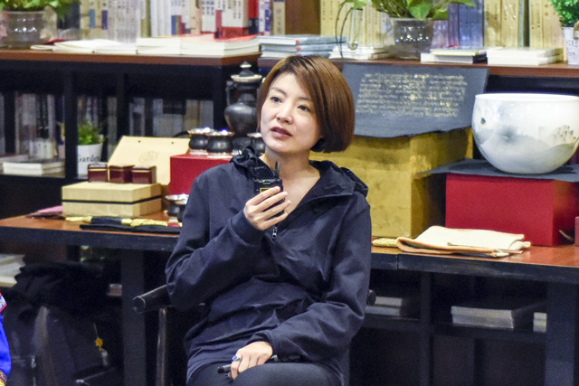 秦思：堅持還是因為熱愛，我一直想把有意義的事情做得有意思。我希望有更多的人來關注非遺文化，把文化融入到工藝當中。