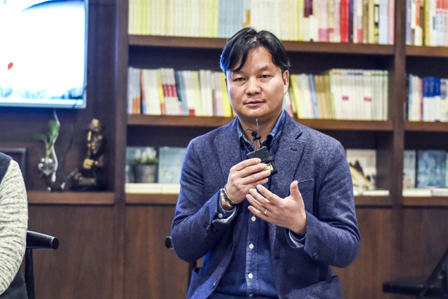 丁大為：烏銅走銀有三百年的歷史了，是云南地區(qū)獨有的技藝。這門技藝入門大概需要3年，學成需要20年。用語言去表達它其實是很難的。