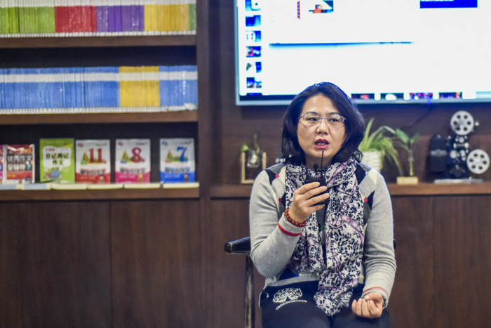 王煥：唐卡現(xiàn)在發(fā)展得很好。一個(gè)是國家非遺政策的保護(hù)，第二唐卡技藝本身很精良，做唐卡的這些藝人始終保有著工匠精神，做出來的東西令人稱贊，它自然能慢慢傳播開來。