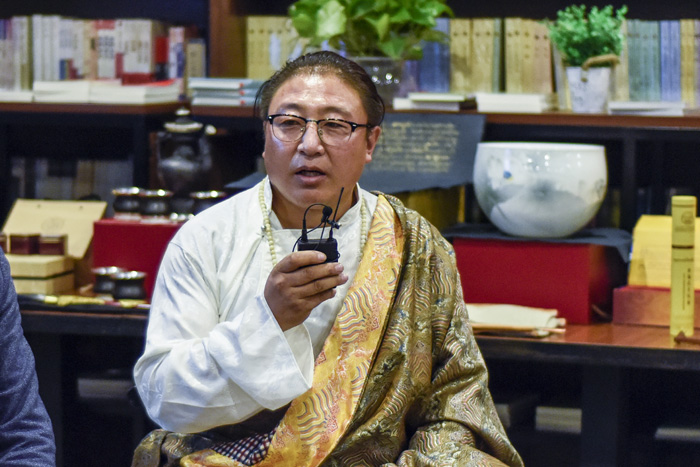 安久&middot;白瑪群加：絕對(duì)不能為了錢做手藝的傳承人，傳承手藝是因?yàn)槲覀冇袀鞒忻褡逄厣幕呢?zé)任，要時(shí)刻謹(jǐn)記這一份責(zé)任。