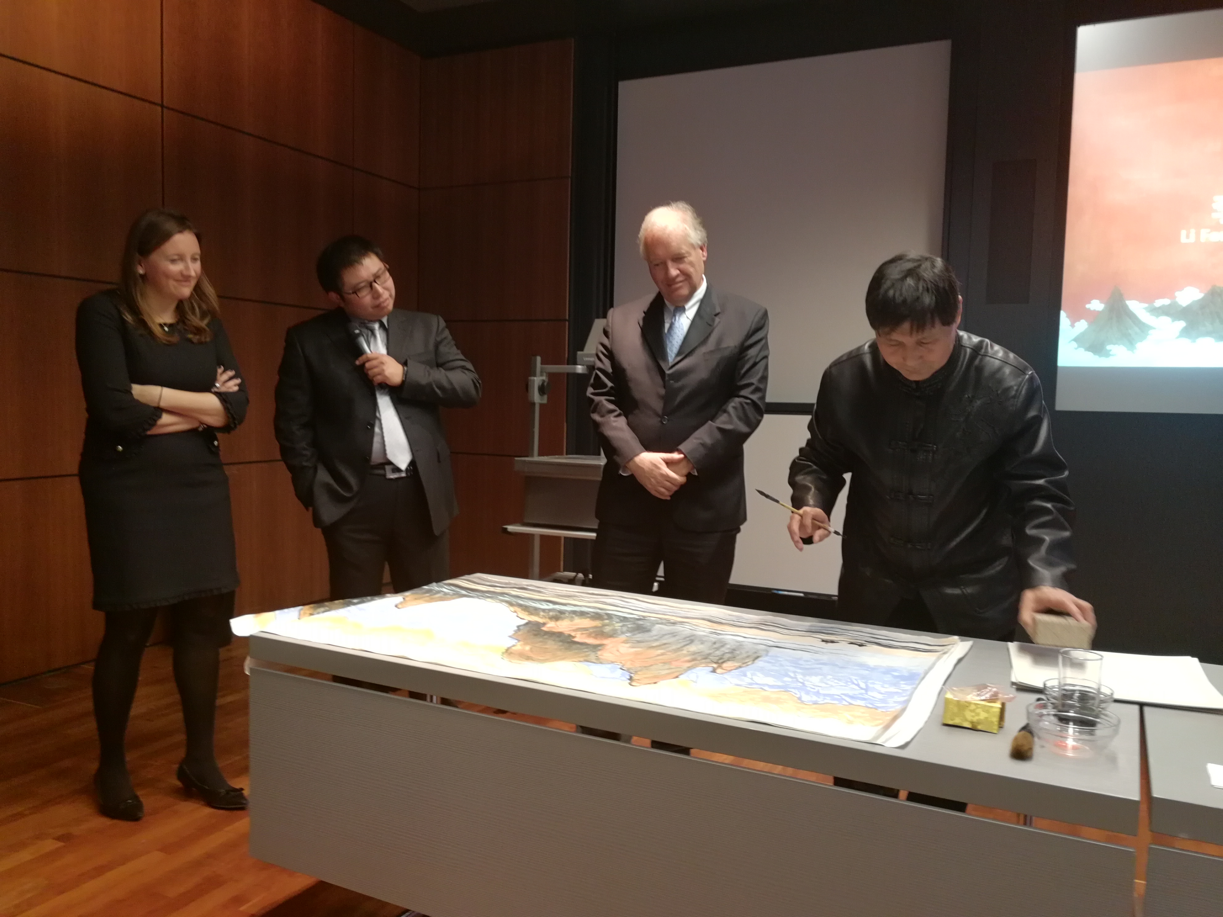 作為一個藝術家，我也要為這個國家和社會做一點自己的貢獻。在這次跨國文化交流活動中，作為唯一的隨團畫家，我創(chuàng)作出了多幅以&ldquo;一帶一路&rdquo;為主題的中國畫。