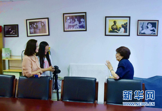 播音室里跟打仗一樣。從夜不能寐的緊張，到全神貫注的投入，用良好的習(xí)慣和過硬的專業(yè)素質(zhì)來化險(xiǎn)為夷。