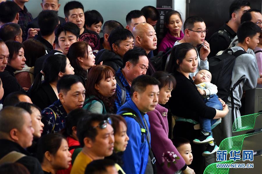 (關(guān)注春運(yùn))(1)廣州南站將迎來(lái)客流高峰