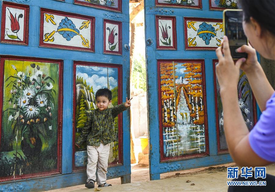 （社會(huì)）（4）新疆鄯善：美麗的&ldquo;彩門村&rdquo;