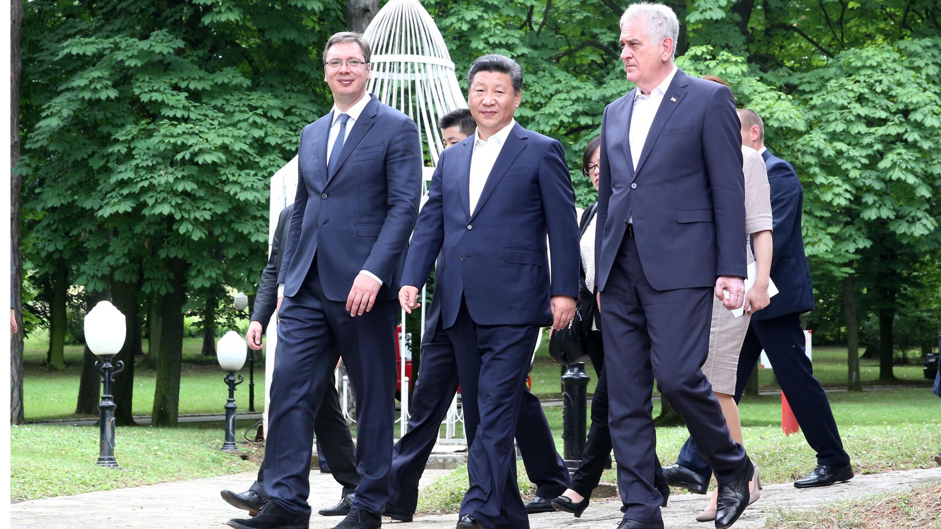 習(xí)近平出席塞爾維亞總統(tǒng)尼科利奇、總理武契奇共同舉行的午宴