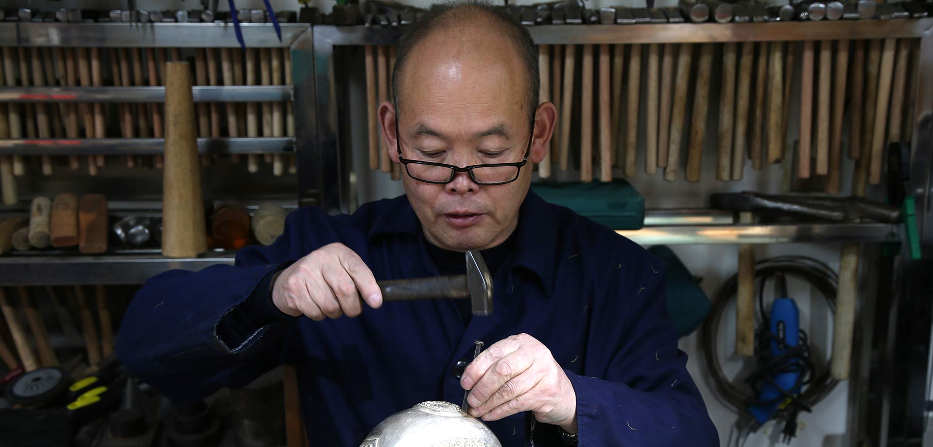 【顯影中國】&ldquo;守藝人&rdquo;一錘一鏨敲打出銀銅器&ldquo;交響樂&rdquo;